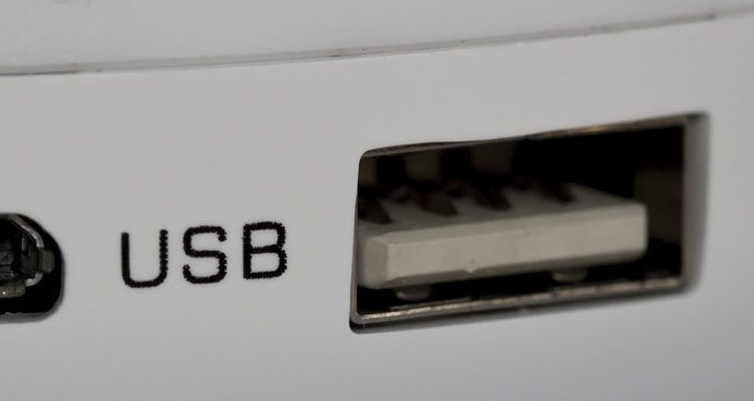 モバイルバッテリーはパソコン（PC・mac）のusb端子から充電することができます